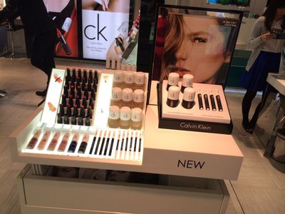 亚克力展架加工细节全解析 打造高品质商品展示的必备指南